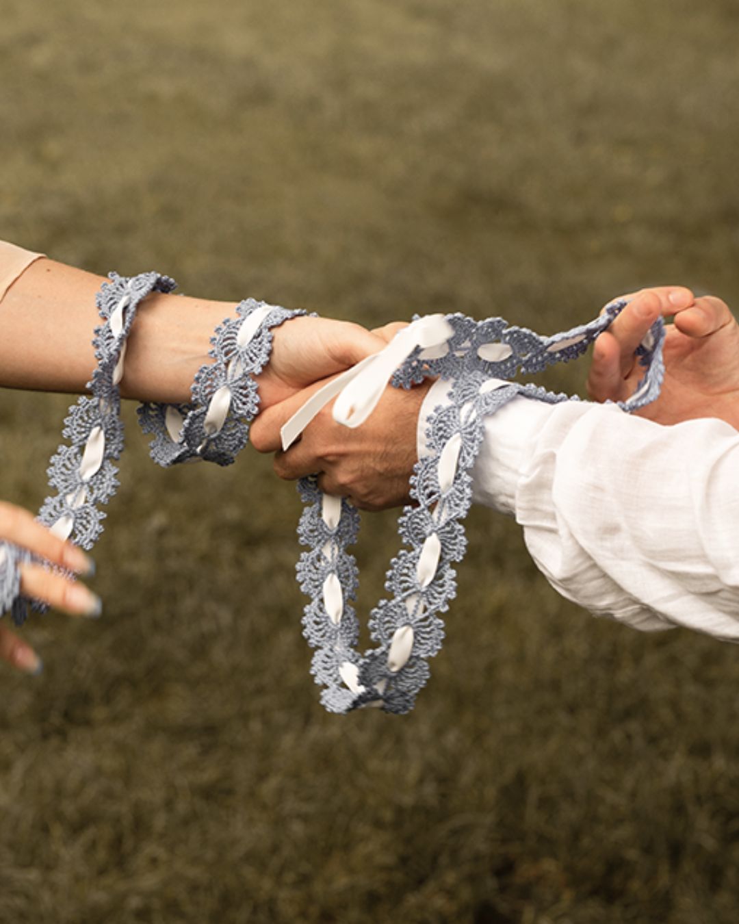 Corda Handfasting in pizzo azzurro all'uncinetto con nastro raso bianco per rito civile