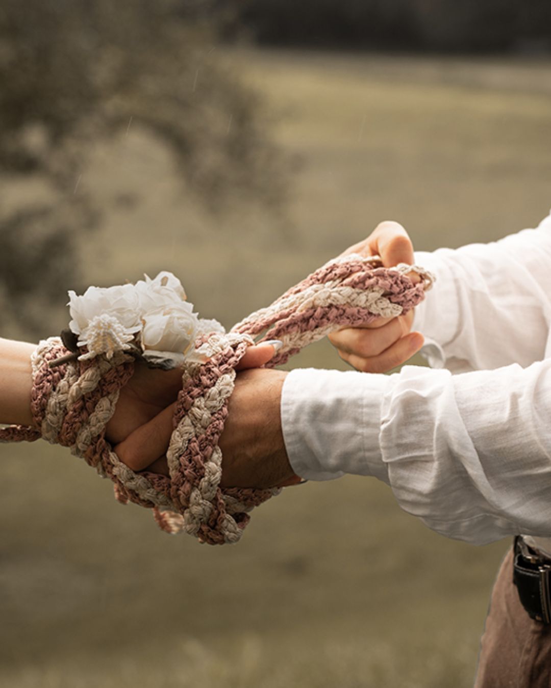 Corda Handfasting artigianale in pizzo rosa e lino per matrimonio boho civile o simbolico - Accessori artigianali raffinati e vintage