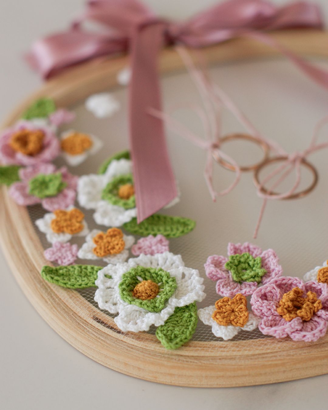 Porta fedi artigianale con cascata di fiori di campo
