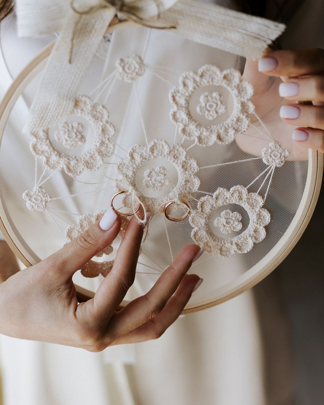 Portafedi artigianale con fiori in pizzo all'uncinetto su tulle